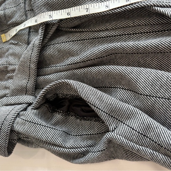 Dynamite Gray with Black Thin Stripes Women's Skirt Size 10 - Picture 5 of 8